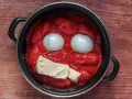 Marcella Hazan Tomatensauce: Zwiebeln und Butter in einem Topf mit Tomatenpüree, bereit zum Kochen.
