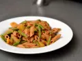 Eine Portion ligurische Pasta mit grünen Bohnen und Kartoffeln in einer cremigen Tomatensauce.