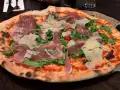 Italienische Pizza mit Prosciutto, Rucola und Parmesan. Ein köstliches italienisches Pizza Rezept, das man probieren muss!