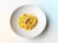 Spaghetti mit einer Sardelle, die zeigt, was sind Sardellen: kleine, salzige Fische, die Pasta verfeinern.