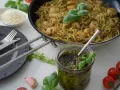 Pesto Genovese Zutaten: Pasta mit Garnelen, frisches Basilikum, Knoblauch, Kirschtomaten und geriebener Parmesan.