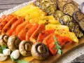 Bunte Paprika, Auberginenscheiben und Champignons, perfekt zum Antipasti selber machen.
