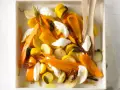 Bunte Gemüsesorten mit Mozzarella, perfekt für leichte mozzarella rezepte kalt.
