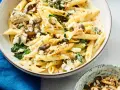 Bandnudeln italienisch mit Spinat, Gorgonzola und Kernen in cremiger Sauce. Ein Genuss für Feinschmecker.