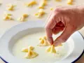 Hand formt frische Farfalle. So einfach ist es, Farfalle selber machen!