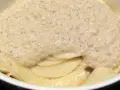 Eine Schüssel mit Pasta, bedeckt mit einer cremigen, italienischen Walnuss-Sauce.