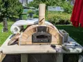Ein selbstgebauter Pizzaofen im Garten, noch in der Bauphase, mit Isolierung und Schornstein. Bald bereit für die erste Pizza!