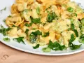 Tortellini mit Brokkoli und Blumenkohl in cremiger Sauce, garniert mit Petersilie. Lecker, wenn man Tortellini anbraten möchte.