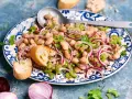 Ein köstlicher Thunfisch Bohnen Salat Italienisch mit roten Zwiebeln, Sellerie und Brot.