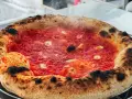 Heiß dampfende Pizza mit knusprigem Rand und leckerer marinara sauce, belegt mit Knoblauch und Oliven.
