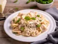 Cremige Tortellini Funghi mit frischem Basilikum und Parmesan. Ein Genuss für jeden Pasta-Liebhaber.