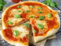 Pizza Margherita: ein klassisches Rezept mit Tomatensauce, Mozzarella und frischem Basilikum.