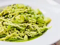 Eine Portion Trofie al pesto, ein klassisches italienisches Gericht mit viel italienischem Pesto.