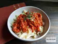 Herzhafte Linsen Bolognese auf Bandnudeln, garniert mit frischen Kräutern. Ein köstliches vegetarisches Gericht.