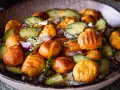 Herzhafter Gnocchi Salat mit Gurken, roten Zwiebeln und einem cremigen Dressing, garniert mit Kräutern.