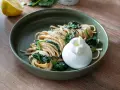 Pasta mit Spinat, Zitrone, Sahne und Parmesan, gekrönt von einem cremigen Burrata.