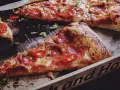 Saftige Peperoni-Pizza mit scharfen Chilis und grünen Paprikastückchen. Was ist Peperoni? Das sind die roten Scheiben auf der Pizza!