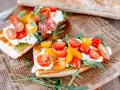 Burrata-Bruschetta mit bunten Tomaten und Rucola – ein einfaches Rezept für den Sommer.
