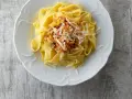Pappardelle mit einer herzhaften Gemüsesauce und geriebenem Käse. Ein einfaches und leckeres Pappardelle Rezept.