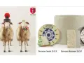 Drei Schafe mit Hüten und Glocken, daneben verschiedene Pecorino-Käsesorten. Pecorino ist ein italienischer Hartkäse aus Schafsmilch.