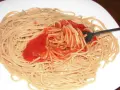 Spaghetti mit bester Tomatensauce, die mit einer Gabel aufgewirbelt wird. Ein einfaches, aber köstliches Gericht.