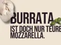 Burrata mit cremigem, weichem Kern, daneben die Aufschrift "BURRATA IST DOCH NUR TEURER MOZZARELLA." mit Basilikum.