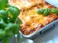 Frisch gebackene Lasagne im Ofen, goldbraun überbacken, mit frischem Basilikum garniert. Ein perfektes Lasagne Rezept für Genießer.