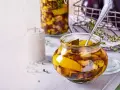 Eingemachte Auberginen in einem Glas, bereit zum Einkochen. Mit Kräutern und Gewürzen verfeinert.