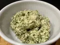 Frisch zubereiteter Moretum, ein würziger Käseaufstrich mit Kräutern, perfekt für ein einfaches Moretum Rezept.