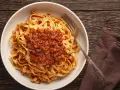 Teller mit Tagliatelle und herzhafter Bolognese-Sauce, bereit zum Genießen. Ein klassisches bolognese rezept.
