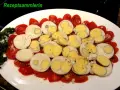 Tomaten und hartgekochte Eier, garniert mit Petersilie. Eine einfache, aber leckere Tomaten-Frittata-Beilage.
