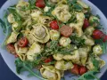 Tortellini Salat mit Rucola, Kirschtomaten und Mozzarella-Kugeln, alles in Pesto geschwenkt. Ein leichter Genuss!
