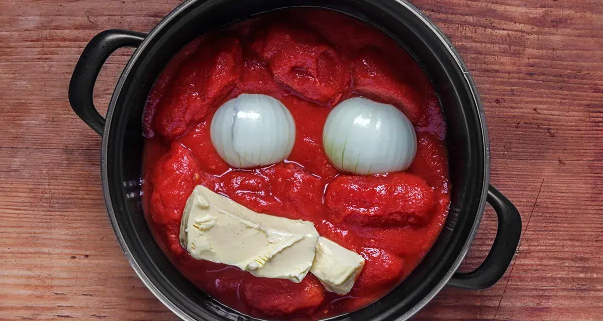 Marcella Hazan Tomatensauce: Zwiebeln und Butter in einem Topf mit Tomatenpüree, bereit zum Kochen.
