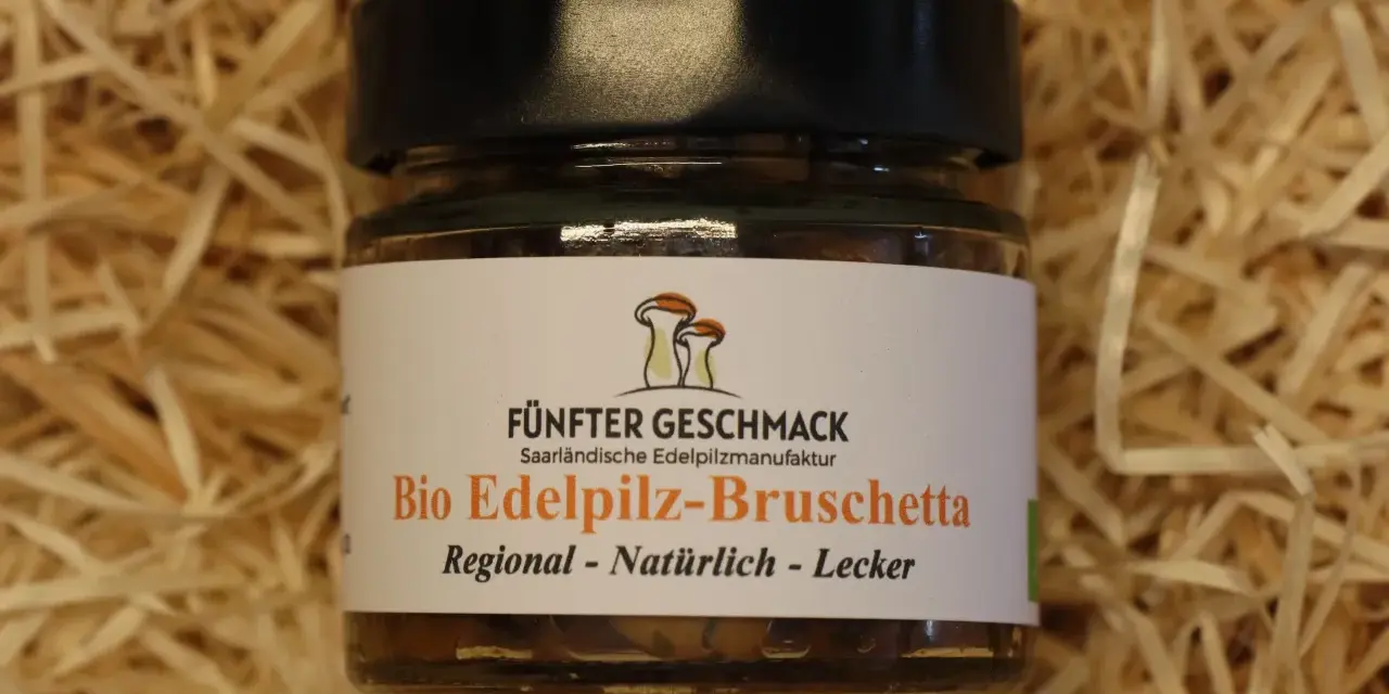 Glas mit Bio Edelpilz-Bruschetta von Fünfter Geschmack, regional, natürlich, lecker. Perfekt für den schnellen Genuss.