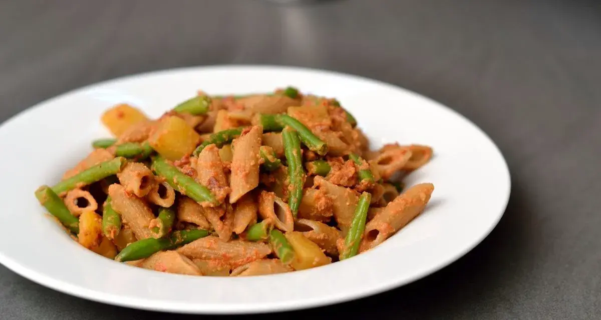 Eine Portion ligurische Pasta mit grünen Bohnen und Kartoffeln in einer cremigen Tomatensauce.