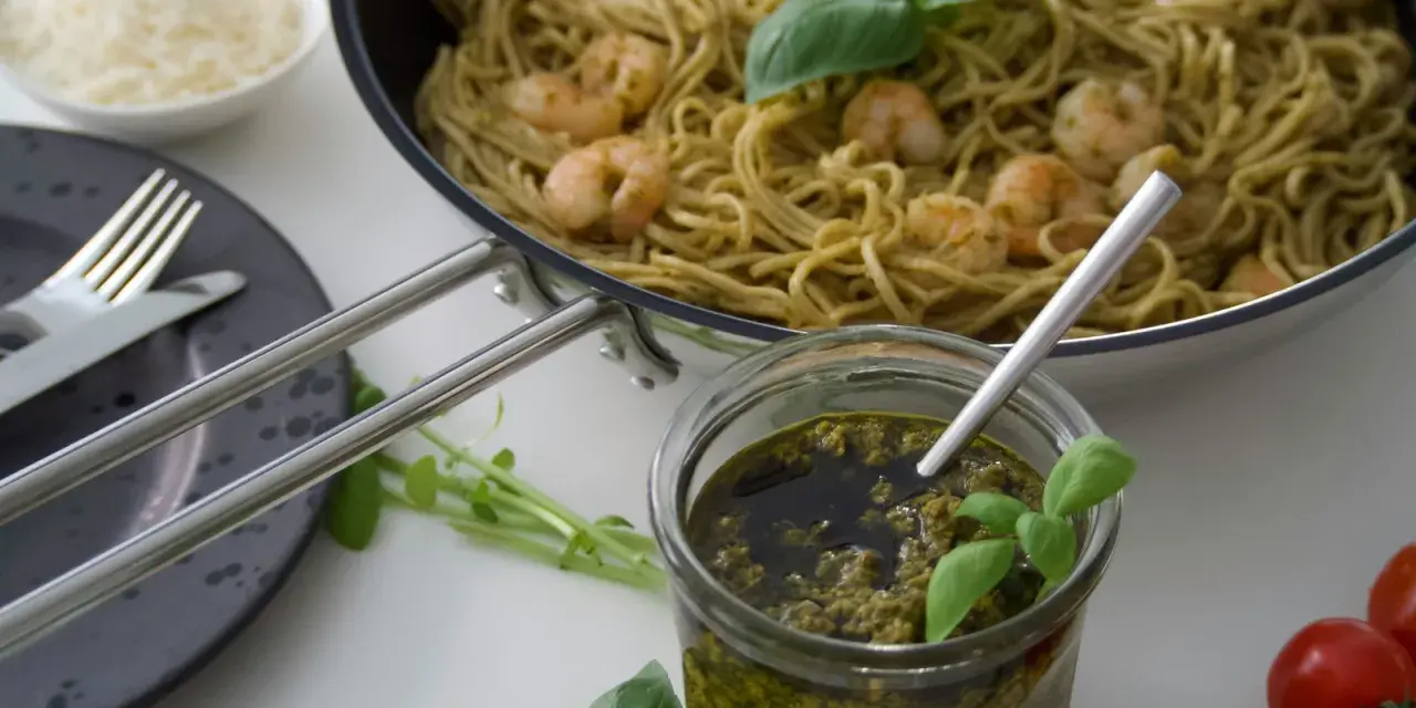 Pesto Genovese Zutaten: Pasta mit Garnelen, frisches Basilikum, Knoblauch, Kirschtomaten und geriebener Parmesan.