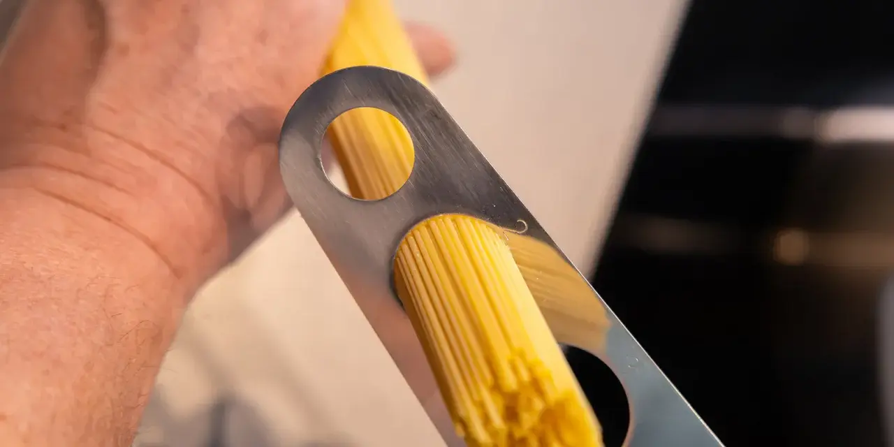 Mit einem Portionierer werden Spaghetti für die perfekte Portion nudeln portioniert.
