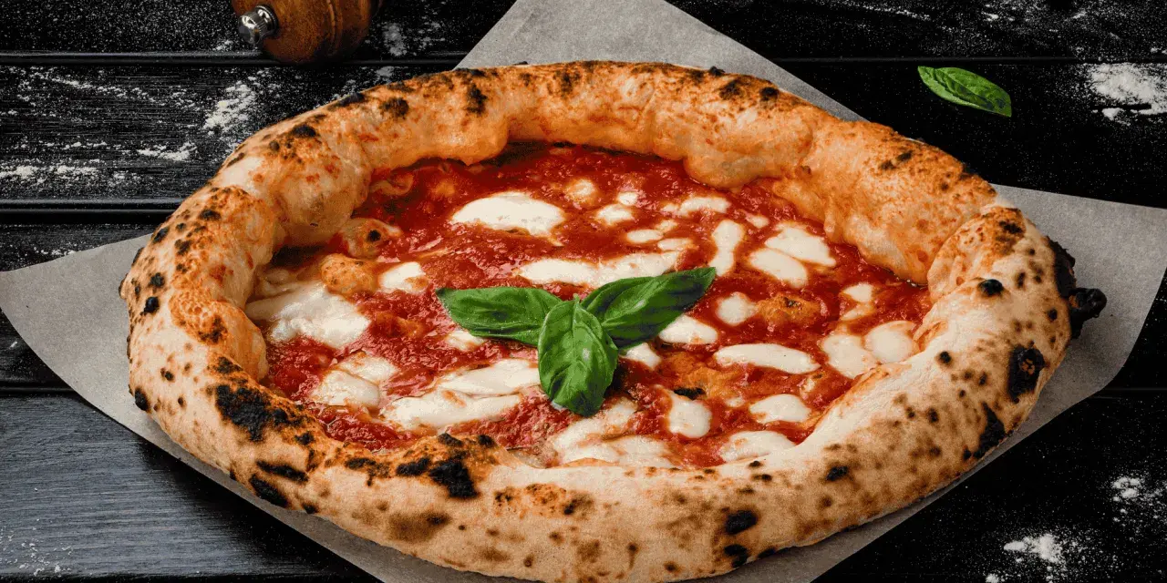 Eine authentische Pizza aus Italien, mit knusprigem Rand, geschmolzenem Mozzarella und frischem Basilikum.