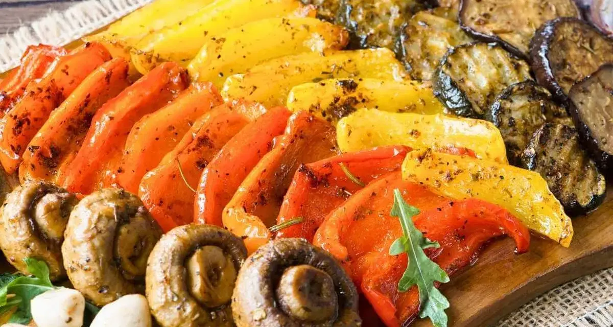Bunte Paprika, Auberginenscheiben und Champignons, perfekt zum Antipasti selber machen.