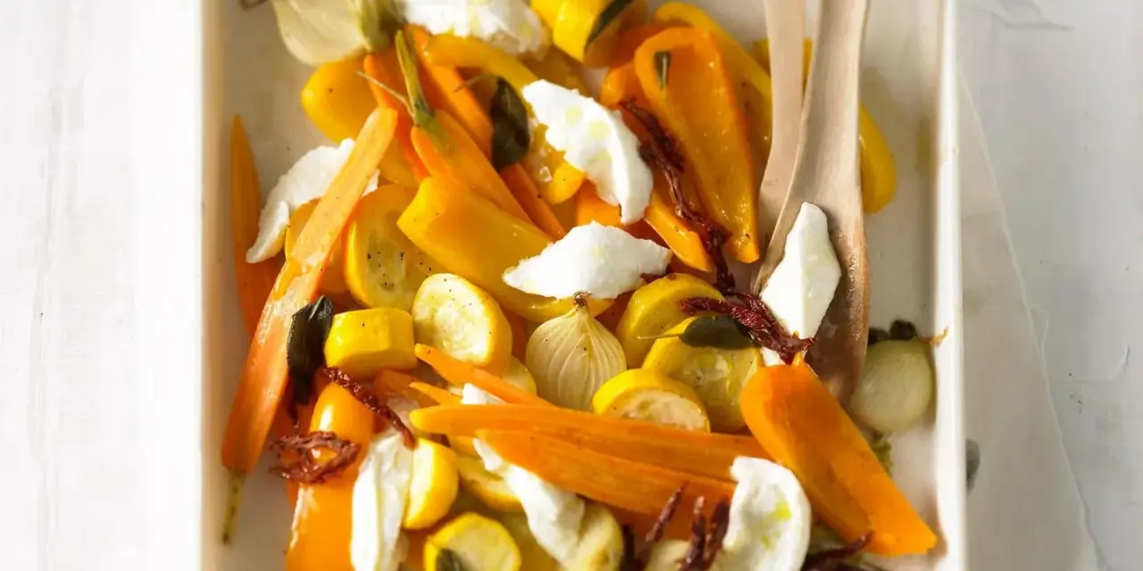 Bunte Gemüsesorten mit Mozzarella, perfekt für leichte mozzarella rezepte kalt.