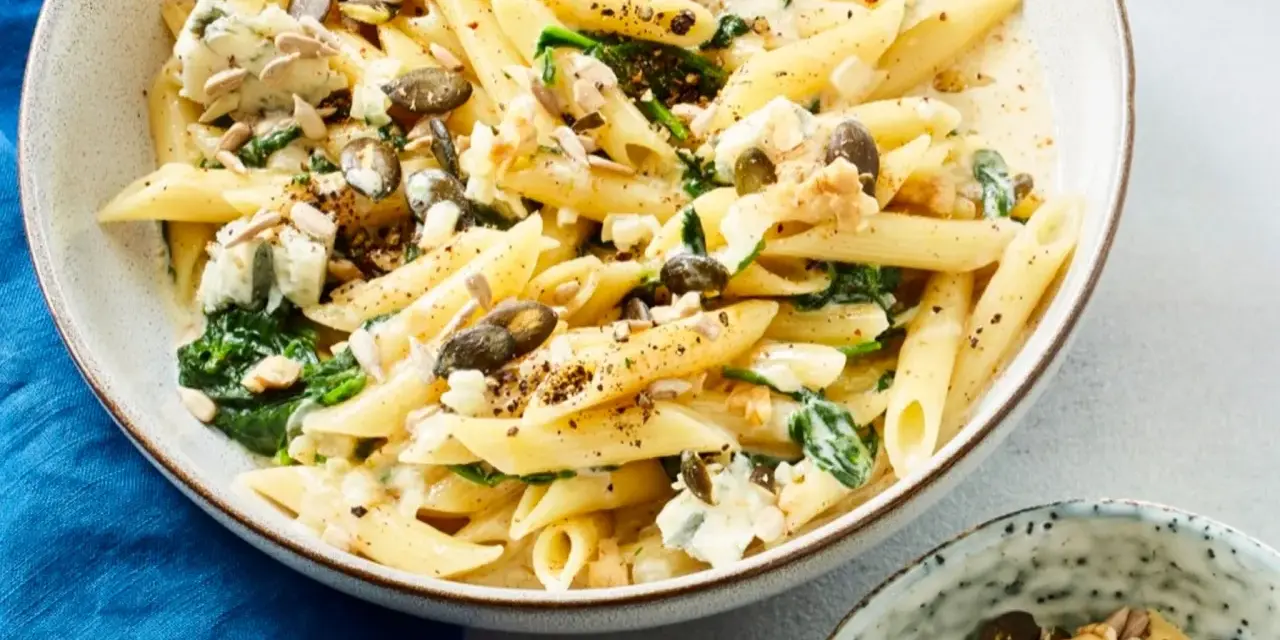 Bandnudeln italienisch mit Spinat, Gorgonzola und Kernen in cremiger Sauce. Ein Genuss für Feinschmecker.