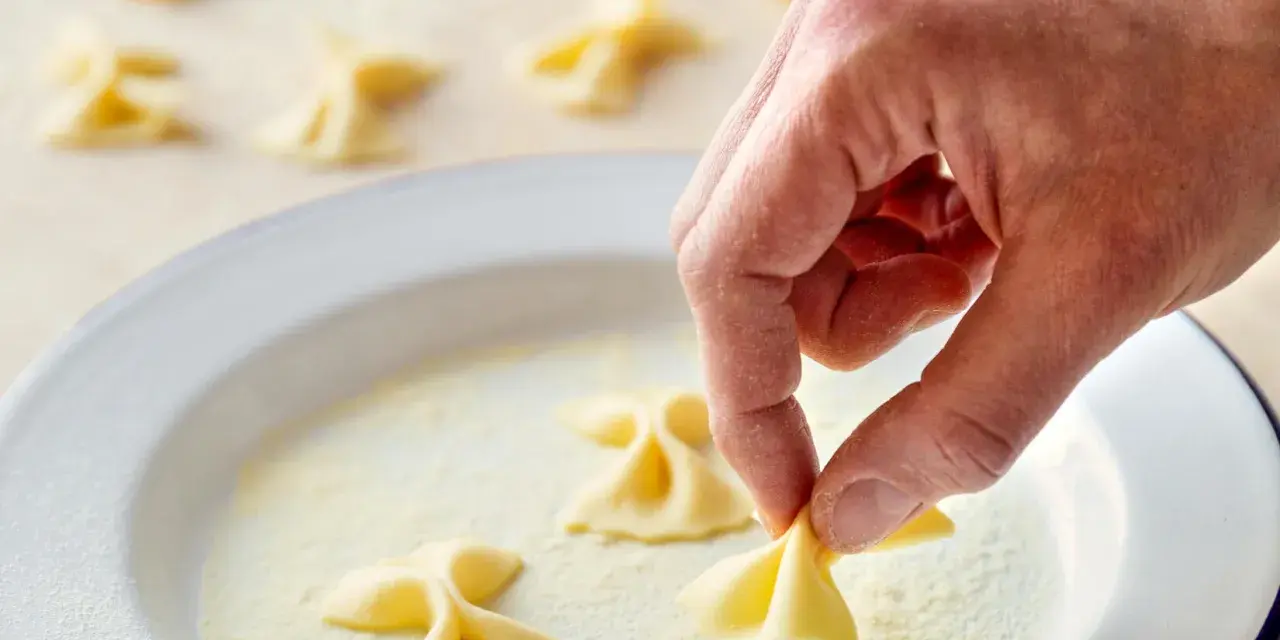 Hand formt frische Farfalle. So einfach ist es, Farfalle selber machen!