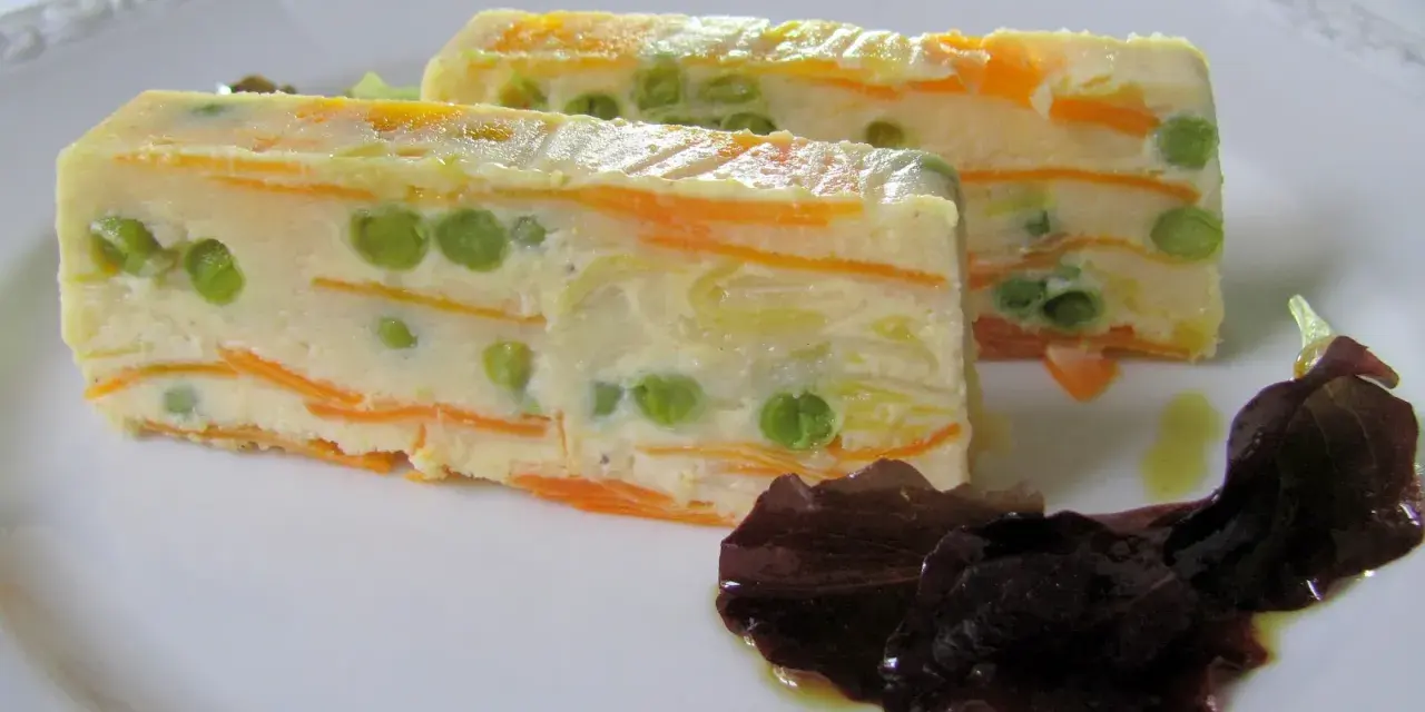 Zwei Scheiben Gemüseterrine mit Erbsen und Karotten, eine köstliche Vorspeise. Perfekt für Terrinen Rezepte.