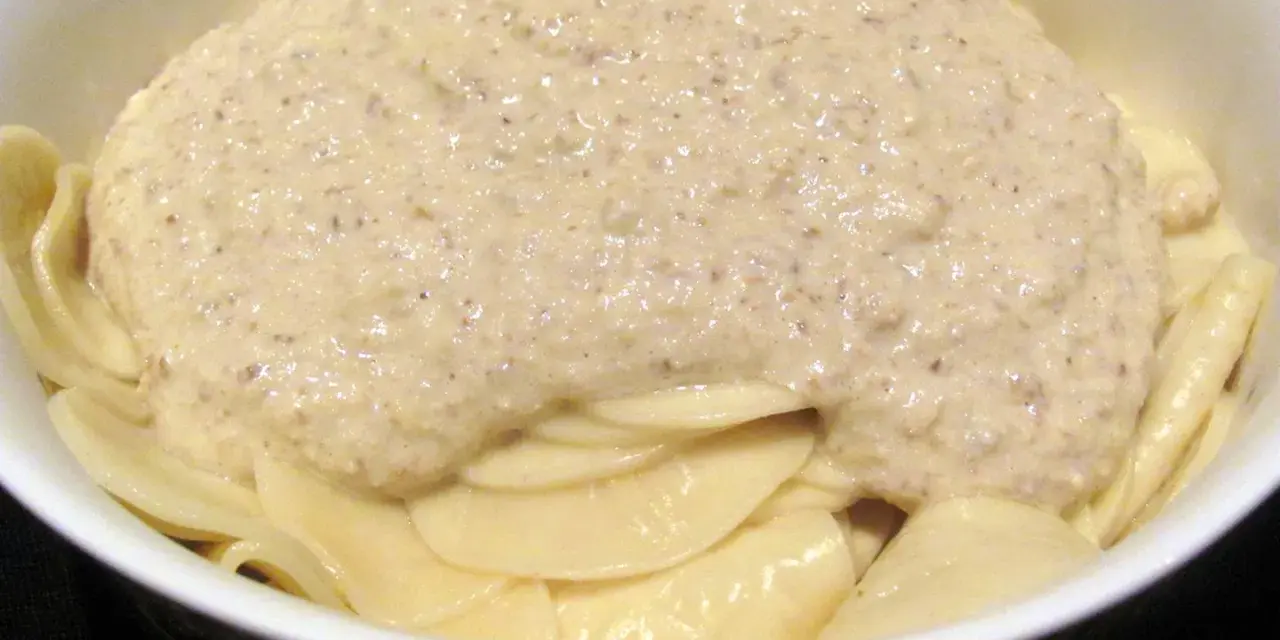 Eine Schüssel mit Pasta, bedeckt mit einer cremigen, italienischen Walnuss-Sauce.