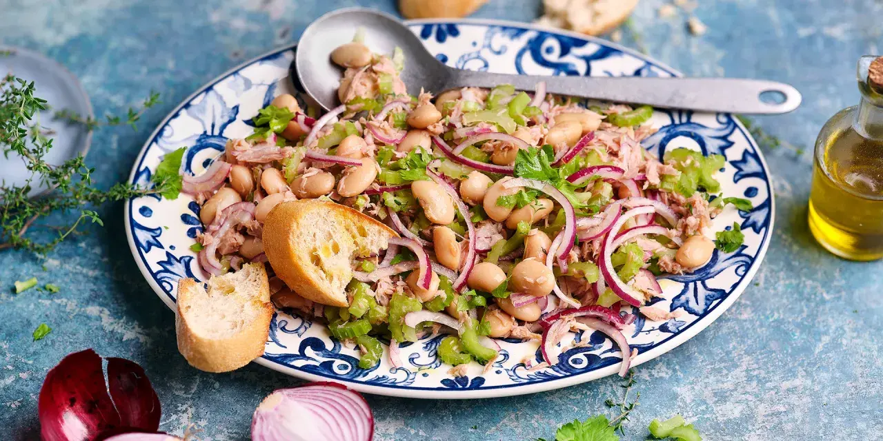 Ein köstlicher Thunfisch Bohnen Salat Italienisch mit roten Zwiebeln, Sellerie und Brot.