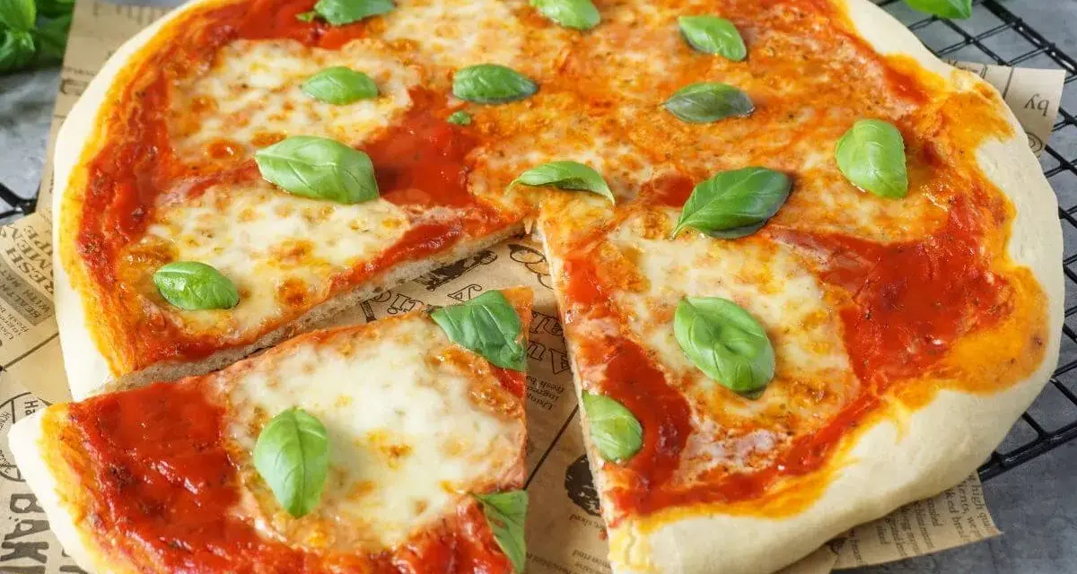 Pizza Margherita: ein klassisches Rezept mit Tomatensauce, Mozzarella und frischem Basilikum.