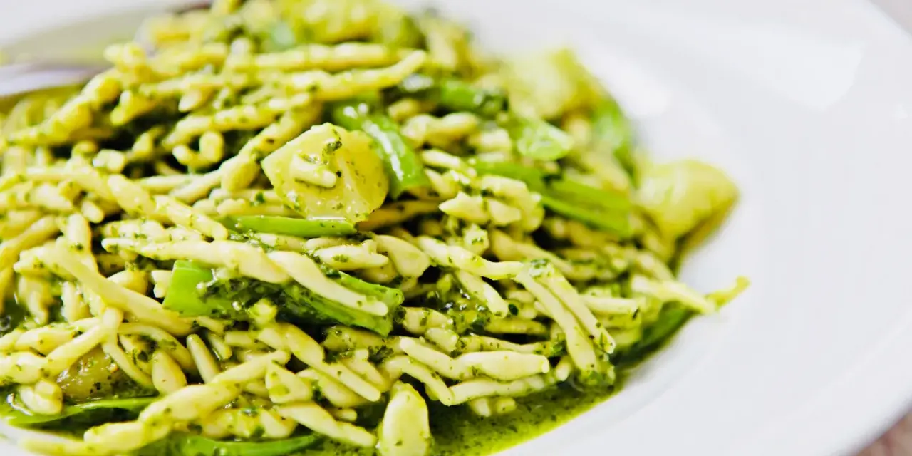 Eine Portion Trofie al pesto, ein klassisches italienisches Gericht mit viel italienischem Pesto.