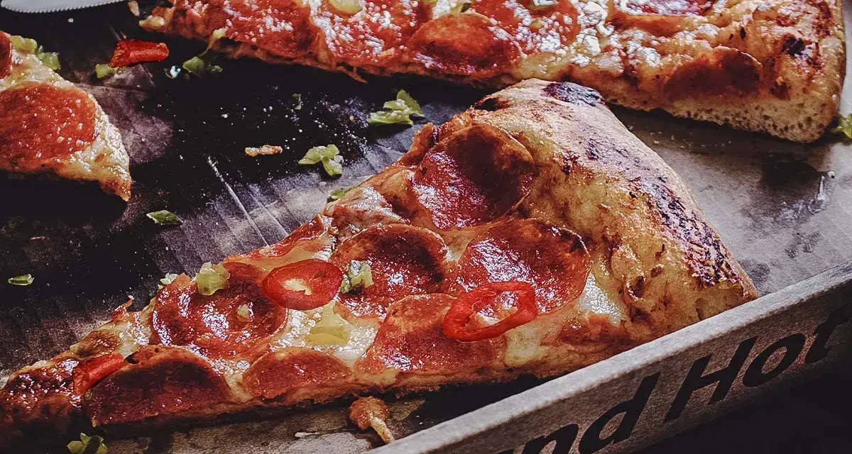 Saftige Peperoni-Pizza mit scharfen Chilis und grünen Paprikastückchen. Was ist Peperoni? Das sind die roten Scheiben auf der Pizza!