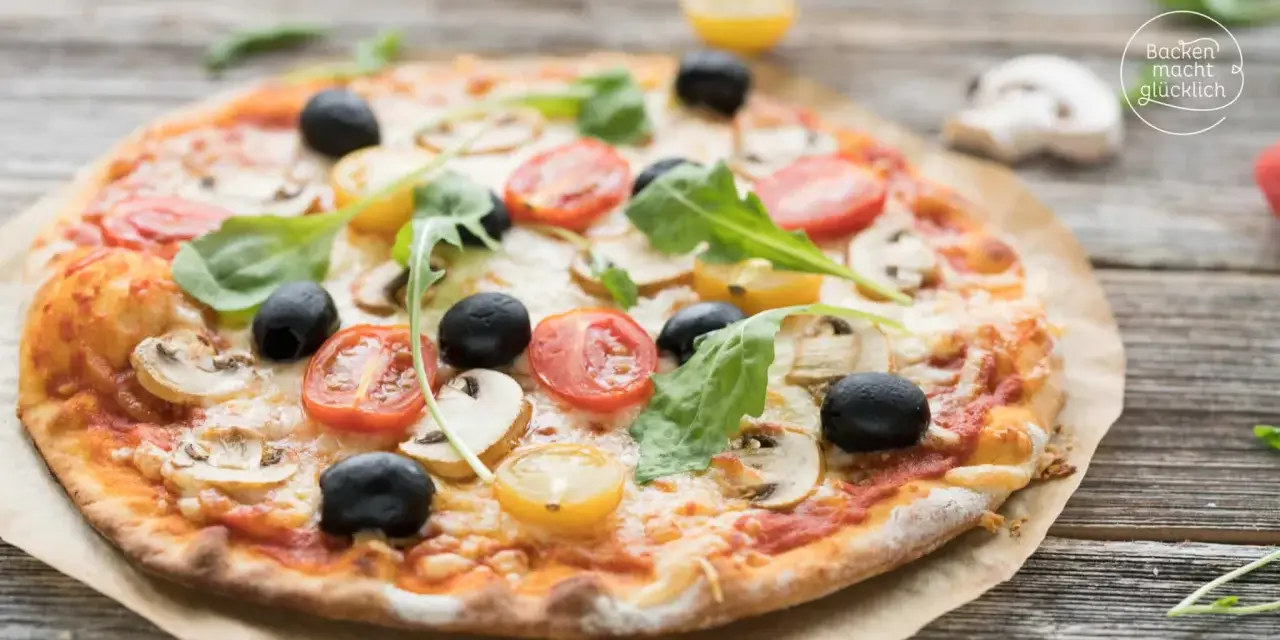 Pizza mit original italienischem pizzateig wenig hefe, belegt mit Tomaten, Oliven und Pilzen.