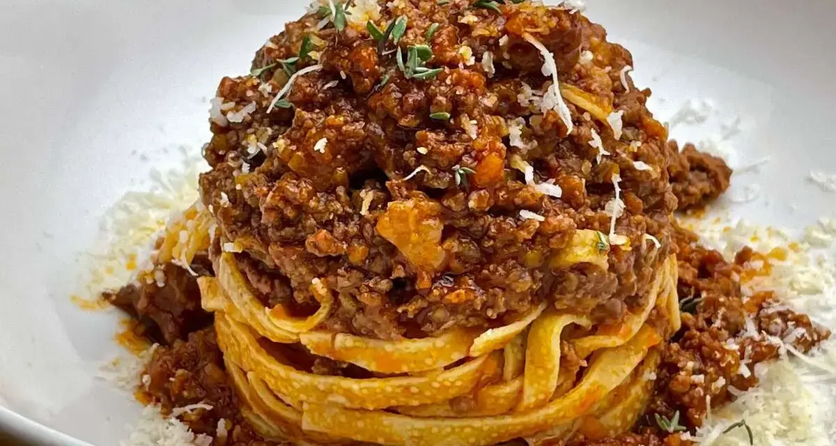 Ein Turm aus Tagliatelle, bedeckt mit einer reichhaltigen, fleischigen Sauce. Das ist, was bolognese bedeutet: ein Klassiker der italienischen Küche.
